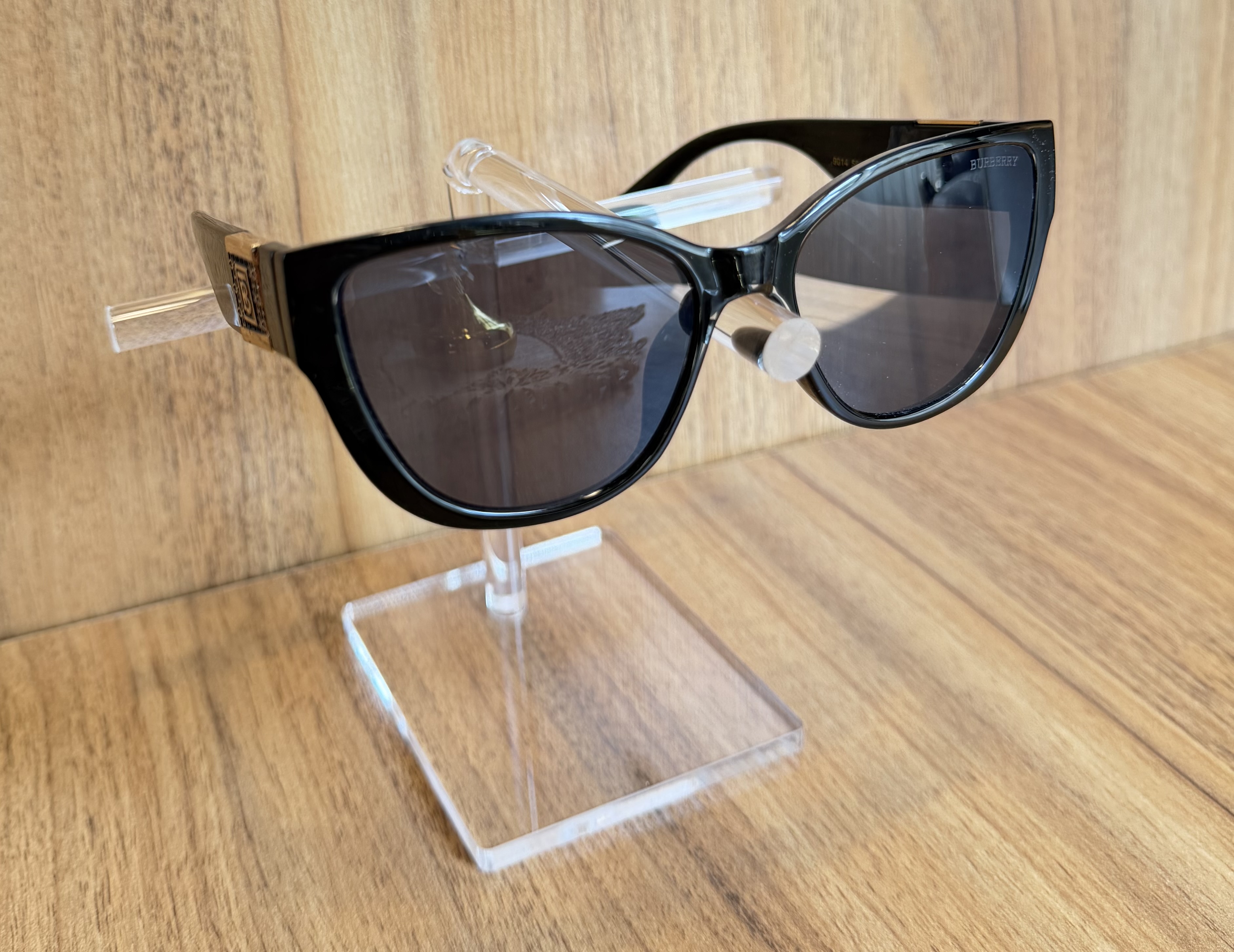عینک آفتابی  زنانه برند Burberry جنس کائوچویی سبک